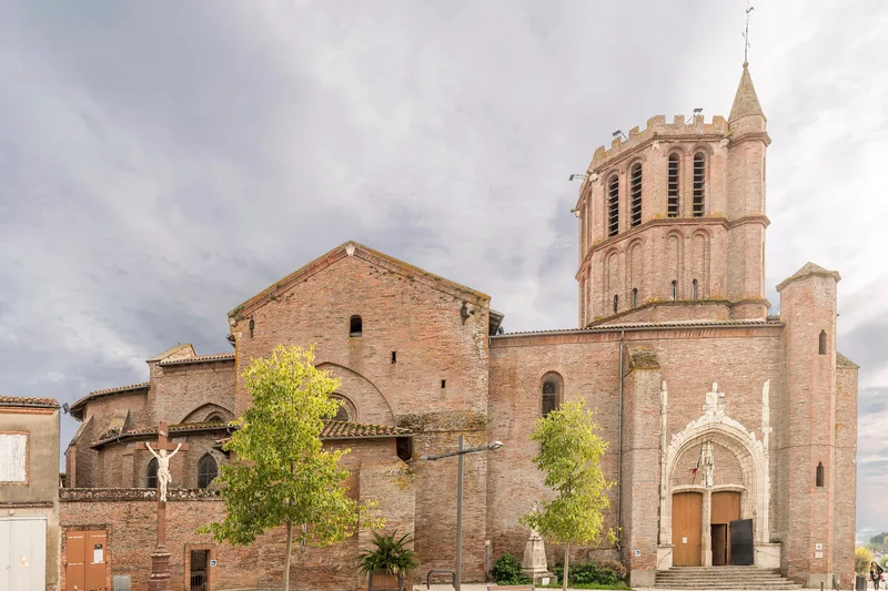 L'église Saint-Sauveur de Castelsarrasin, en brique, et son clocher octogonal