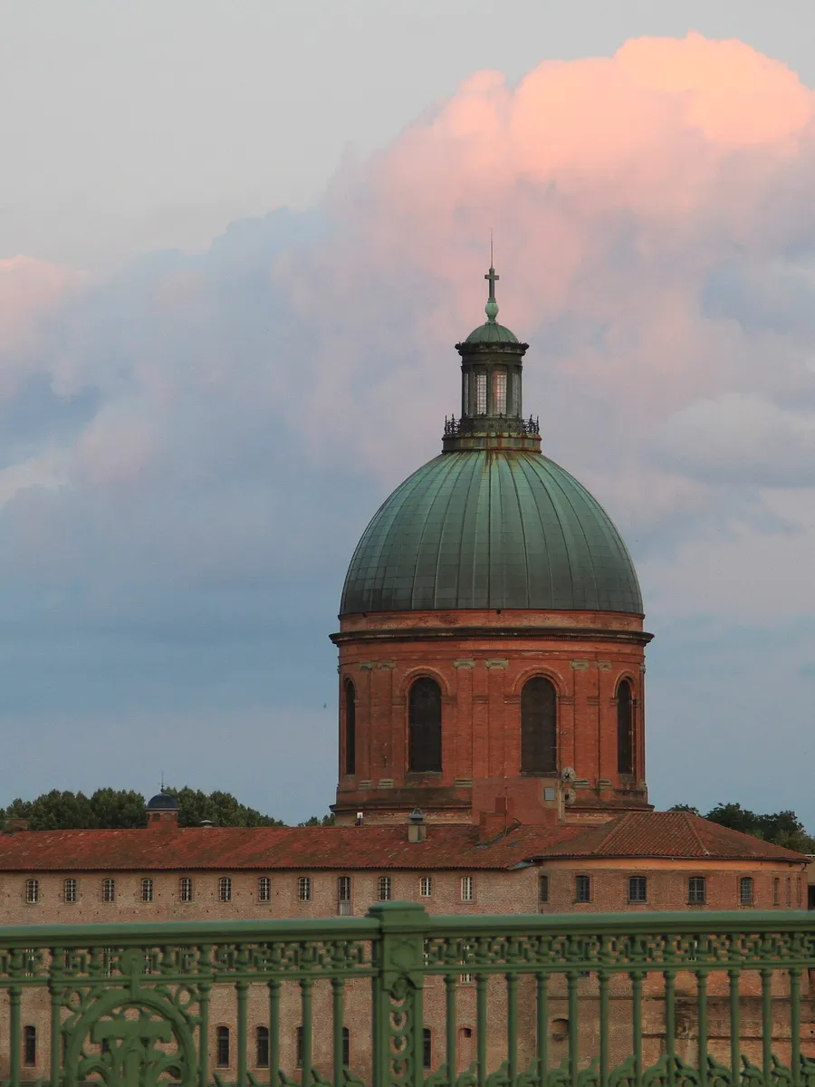 Le dôme de l'hôpital de La Grave à Toulouse, au coucher de soleil