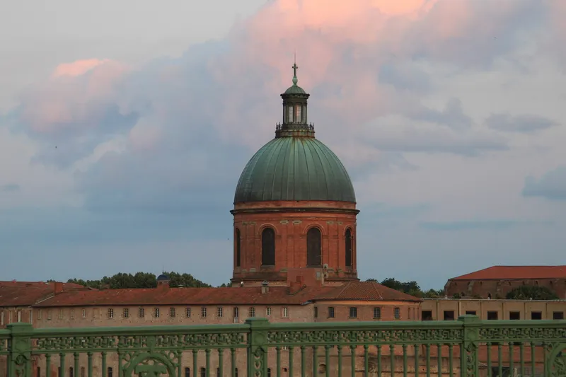 Le dôme de l'hôpital de La Grave à Toulouse et les toits en tuile du quartier