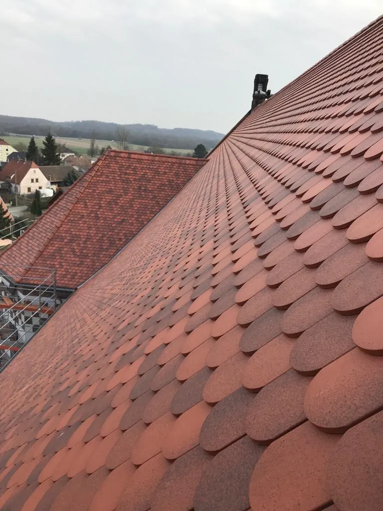 Toiture en tuiles vue en hauteur, habitat pavillonnaire au coteau
