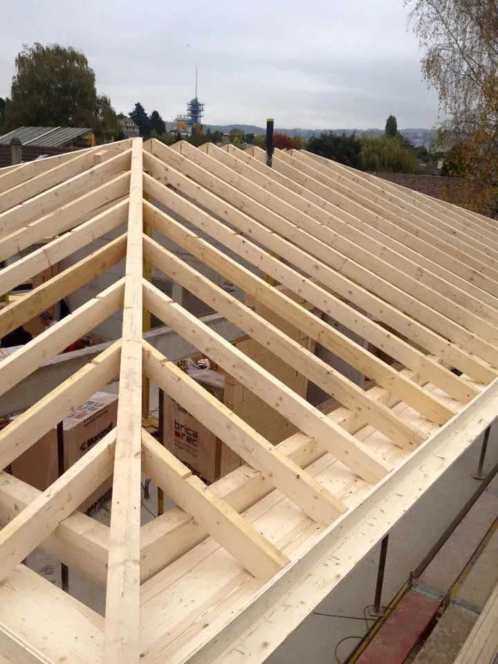 Charpente en bois neuve en cours de montage